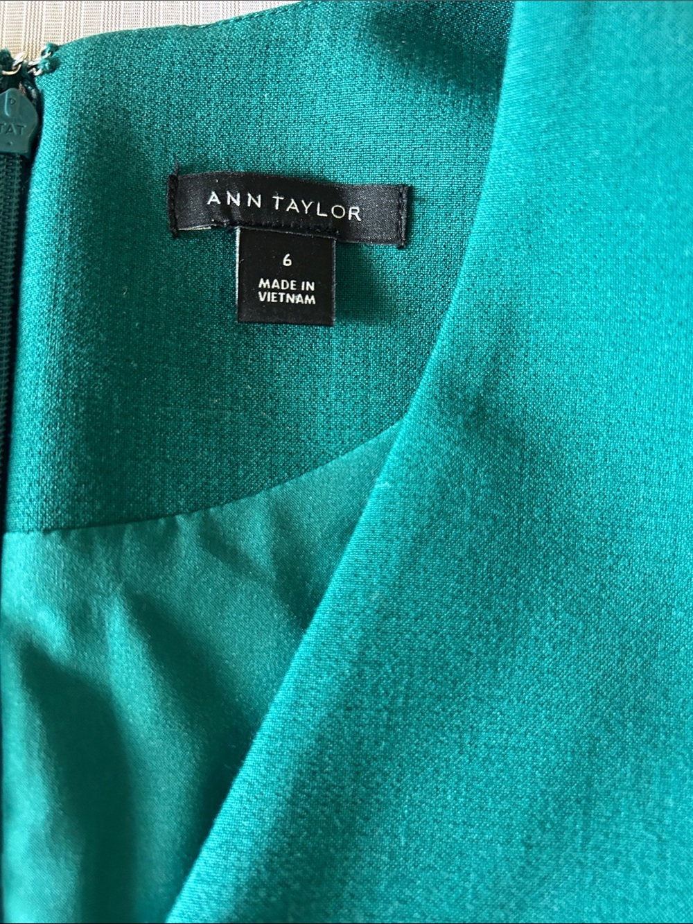Ann Taylor Green Sleeveless V-Neck Sheath Midi Dress - Picture 2 of 7